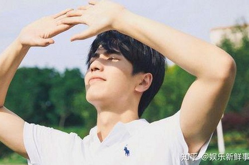 揭秘娱乐圈“吃瓜酱”：从幕后到直播间的多面人生变奏🎥🍿