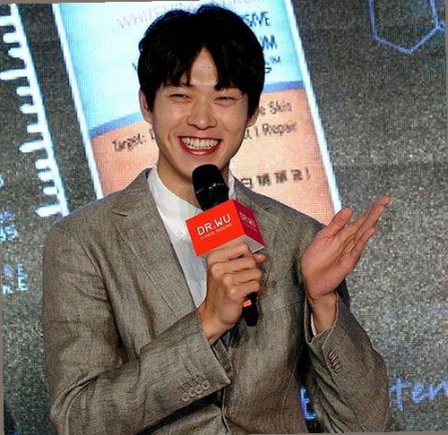 吃瓜街拍网红小丽爆红网络，幽默照片让人笑出声！