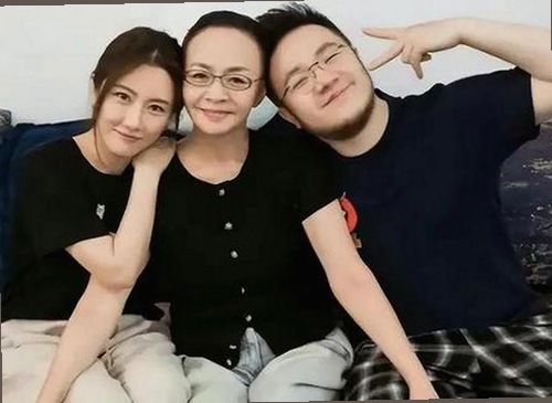 娱乐圈吃瓜小花：背后的故事解密与现实冲突