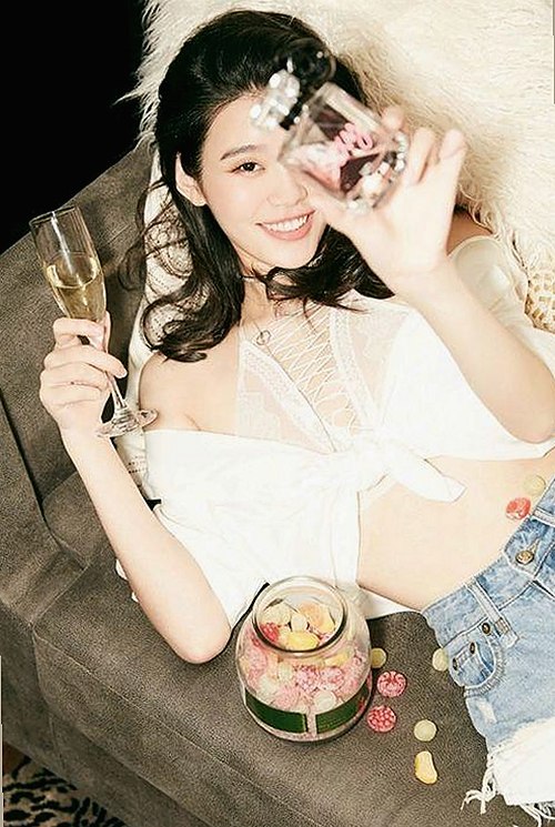 福利视频曝光？双马尾萌妹变身激情场景引热议