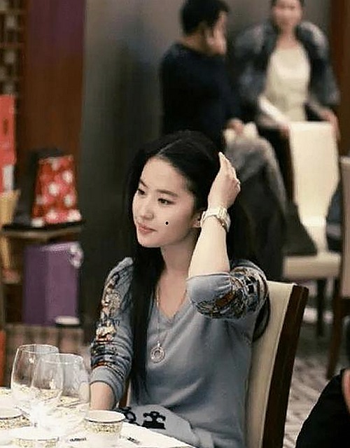 明星隐私曝光引发热议：背后真相令人震惊