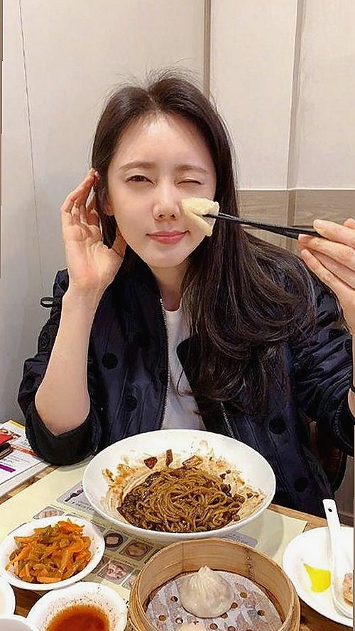 明星突然变脸背后：从争议到反思的时间轨迹